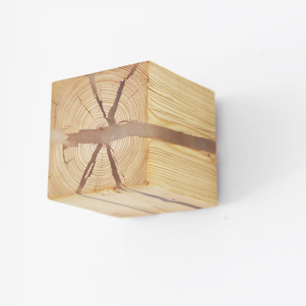 Wandleuchte aus rissigem Massivholz