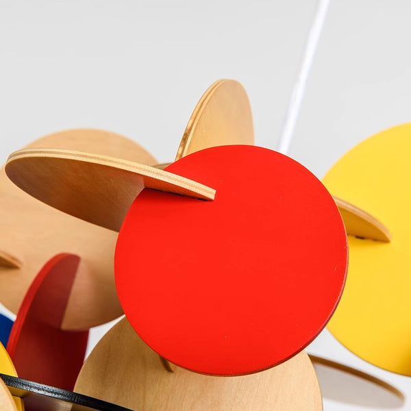 Bunter kreativer Kronleuchter aus Massivholz