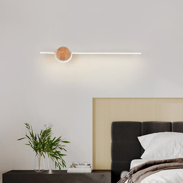 Minimalistische LED-Wandleuchte aus Massivholzstreifen