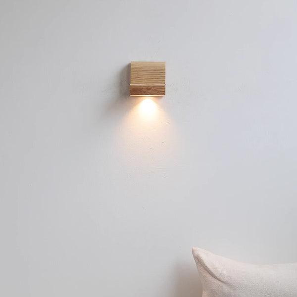 Dekorative Wandlampe aus Massivholz für das Schlafzimmer