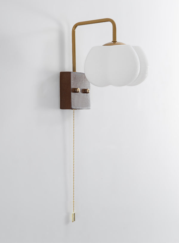 Kreative Wandlampe aus Massivholz in Baumwollform