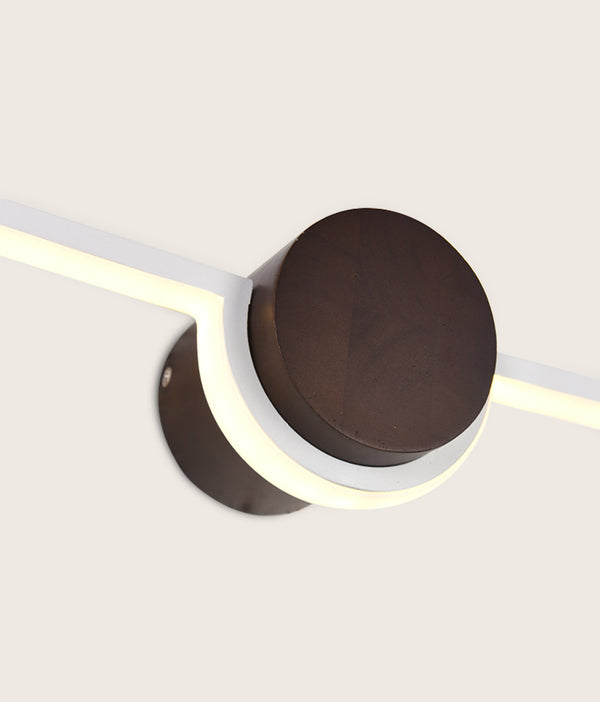 Minimalistische LED-Wandleuchte aus Massivholzstreifen