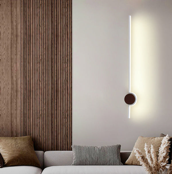 Minimalistische LED-Wandleuchte aus Massivholzstreifen