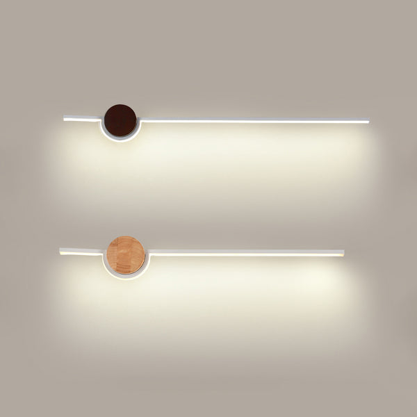Minimalistische LED-Wandleuchte aus Massivholzstreifen