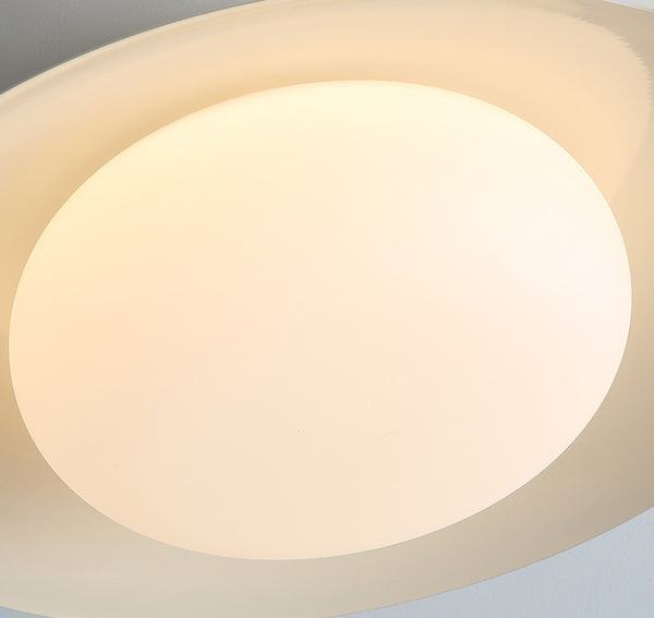 Deckenlampe aus cremefarbenem Strohhut