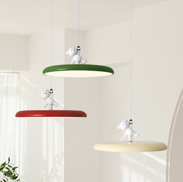 Kreativer Kronleuchter mit Cartoon-Bären