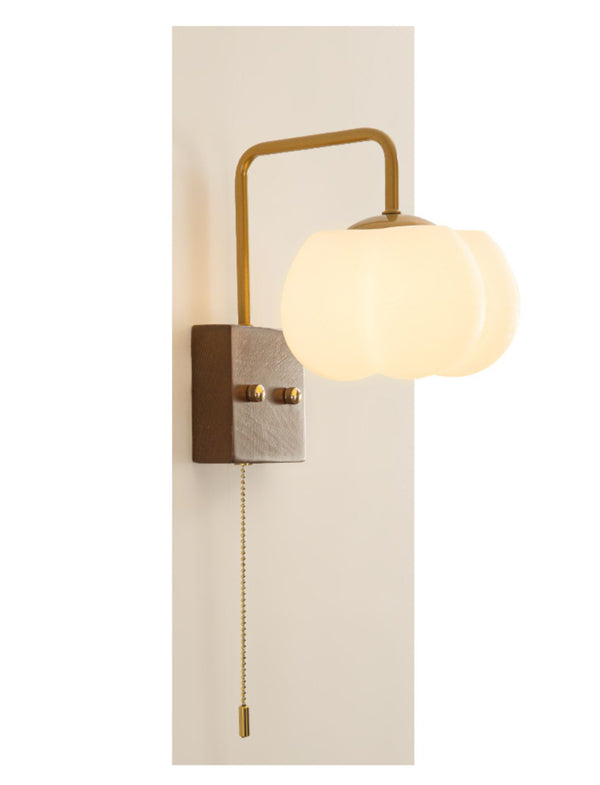 Kreative Wandlampe aus Massivholz in Baumwollform