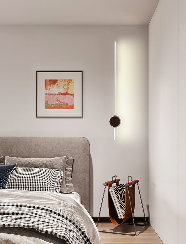 Minimalistische LED-Wandleuchte aus Massivholzstreifen