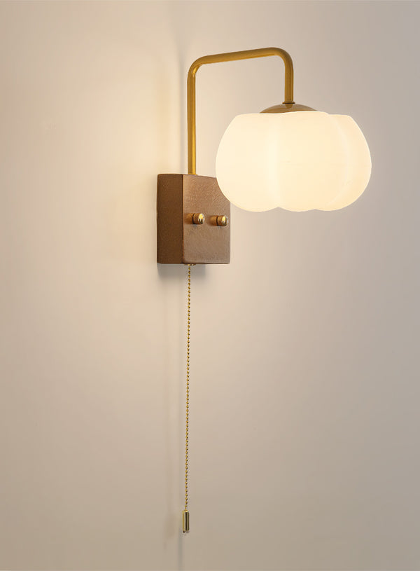 Kreative Wandlampe aus Massivholz in Baumwollform