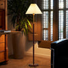 Stehlampe aus Walnussholz mit Plissee