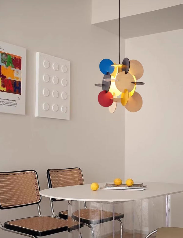 Bunter kreativer Kronleuchter aus Massivholz