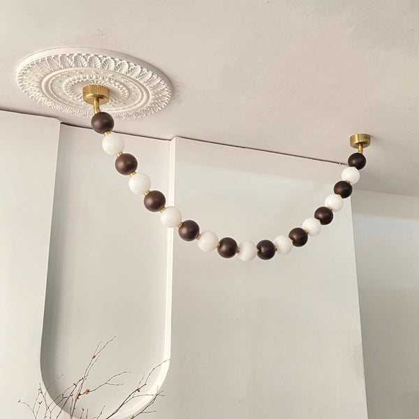 Lustre boule en bois massif à longues bandes de style médiéval