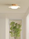 Deckenlampe aus cremefarbenem Strohhut