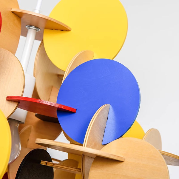 Bunter kreativer Kronleuchter aus Massivholz