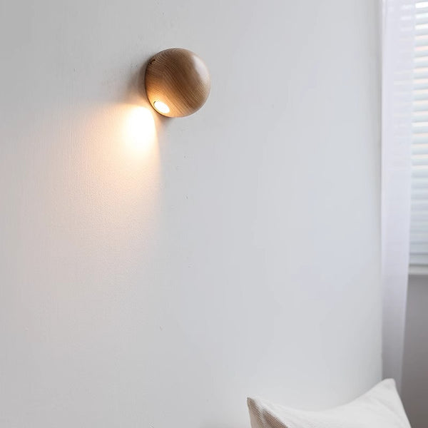 Dekorative Wandlampe aus Massivholz für das Schlafzimmer