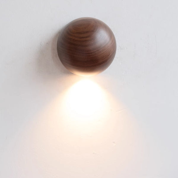 Dekorative Wandlampe aus Massivholz für das Schlafzimmer