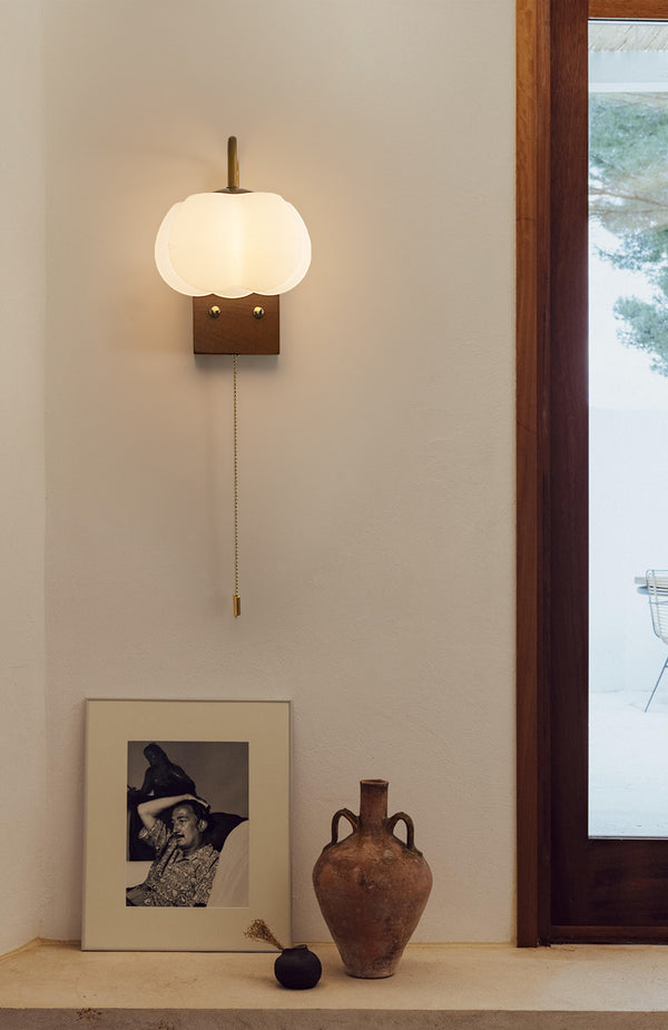 Kreative Wandlampe aus Massivholz in Baumwollform