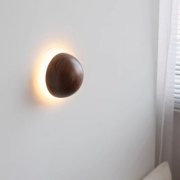 Dekorative Wandlampe aus Massivholz für das Schlafzimmer