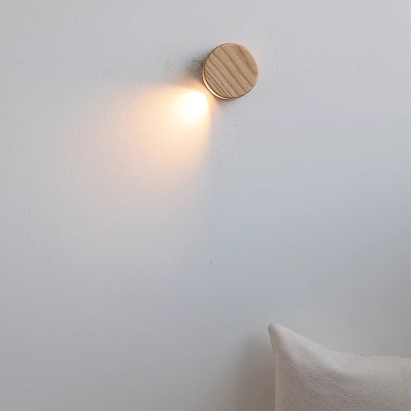 Dekorative Wandlampe aus Massivholz für das Schlafzimmer