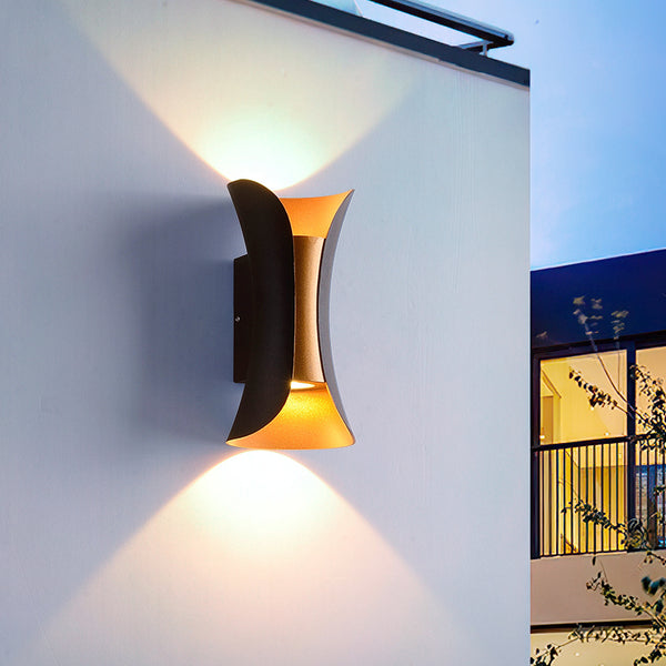 Schlichte LED-Außenwandleuchte für den Garten