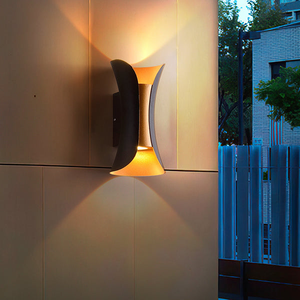 Schlichte LED-Außenwandleuchte für den Garten