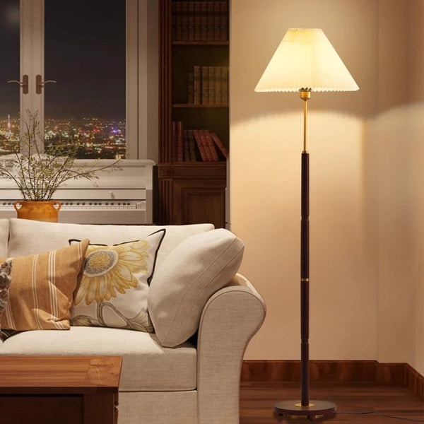 Stehlampe aus Walnussholz mit Plissee