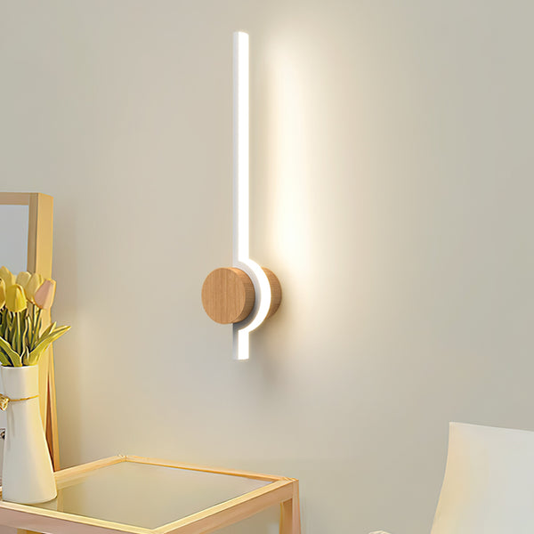 Minimalistische LED-Wandleuchte aus Massivholzstreifen