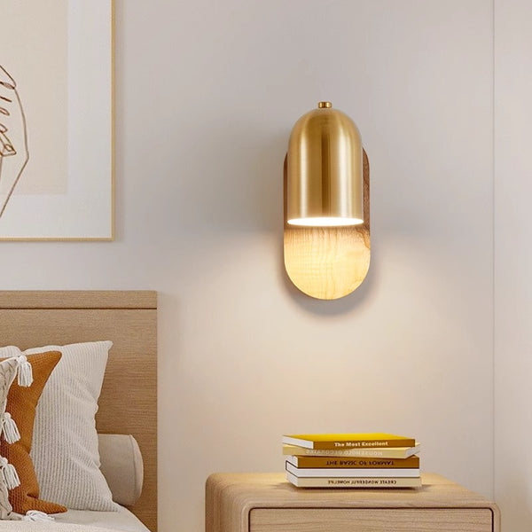 Wandlampe aus Massivholz im mittelalterlichen Stil