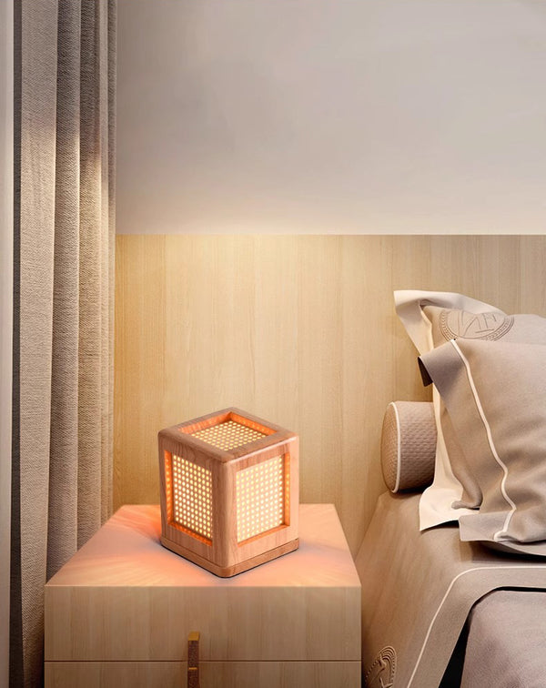 Quadratische Nachttischlampe aus Massivholz