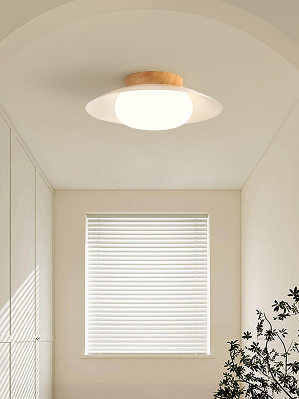Deckenlampe aus cremefarbenem Strohhut