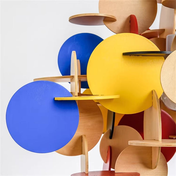 Bunter kreativer Kronleuchter aus Massivholz