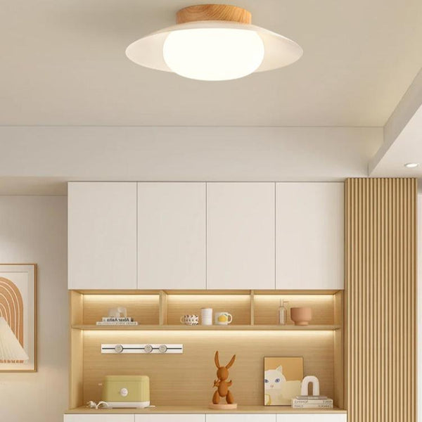 Deckenlampe aus cremefarbenem Strohhut