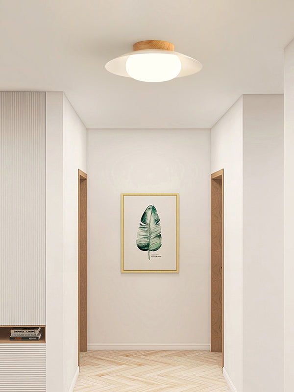 Deckenlampe aus cremefarbenem Strohhut