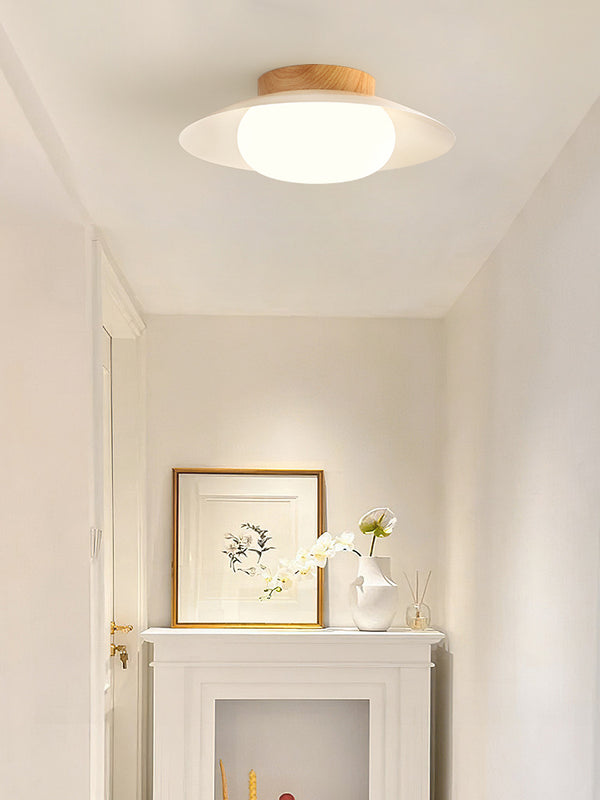 Deckenlampe aus cremefarbenem Strohhut
