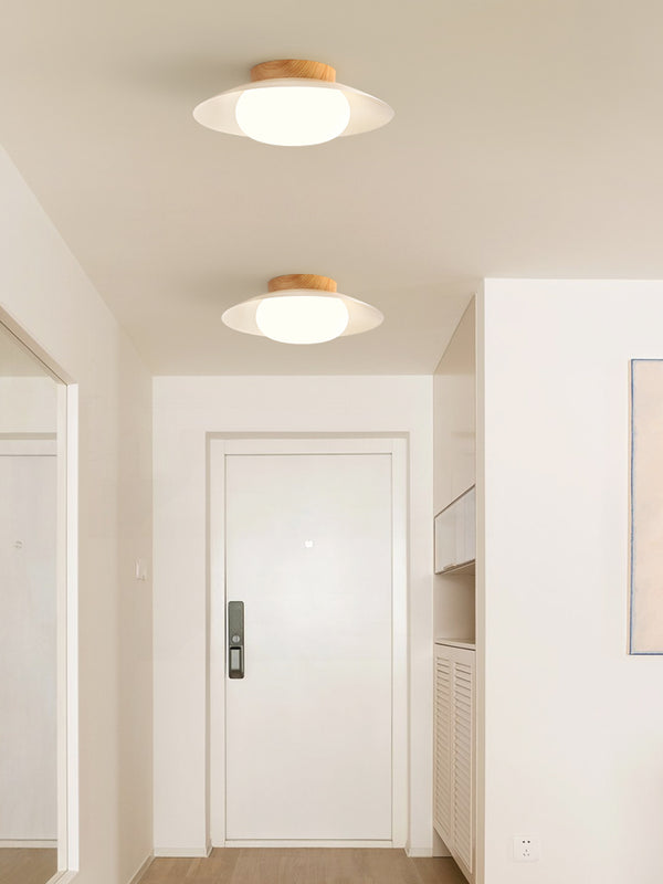 Deckenlampe aus cremefarbenem Strohhut