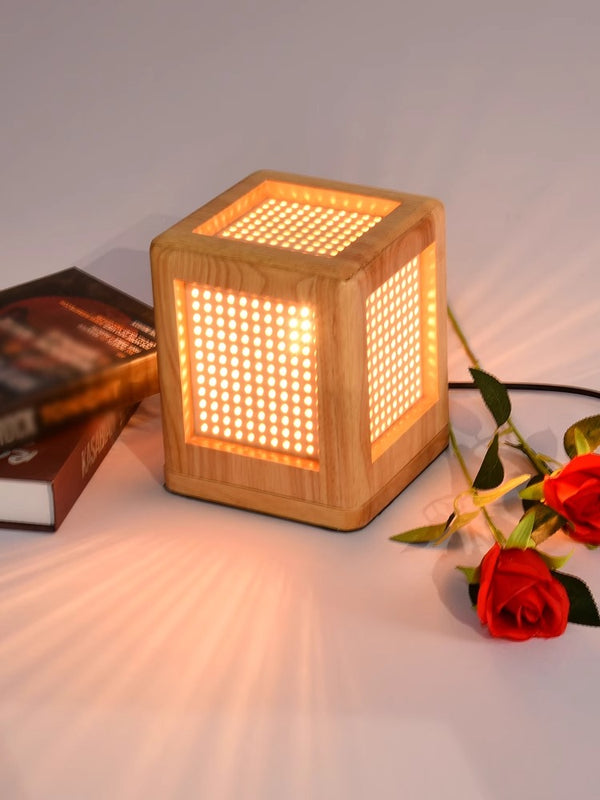 Quadratische Nachttischlampe aus Massivholz