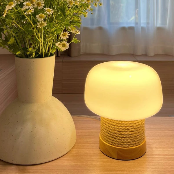Cremefarbene Tischlampe im Pilz-Stil