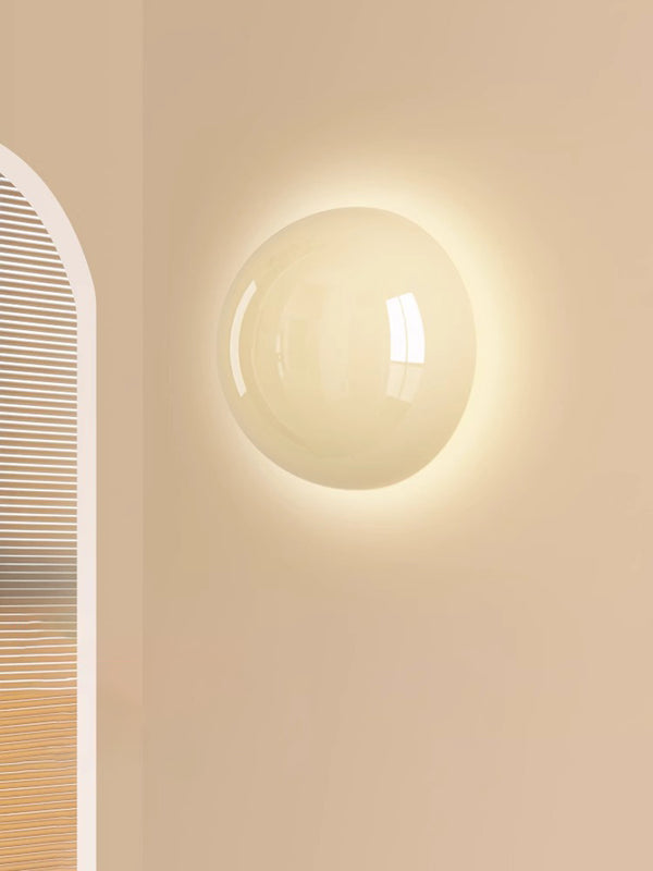Cremefarbene Wandlampe fürs Schlafzimmer