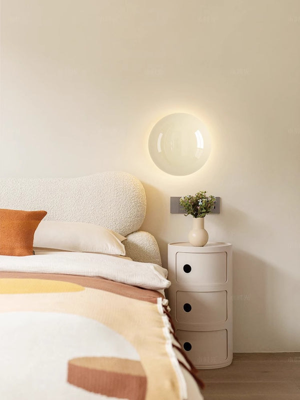 Cremefarbene Wandlampe fürs Schlafzimmer