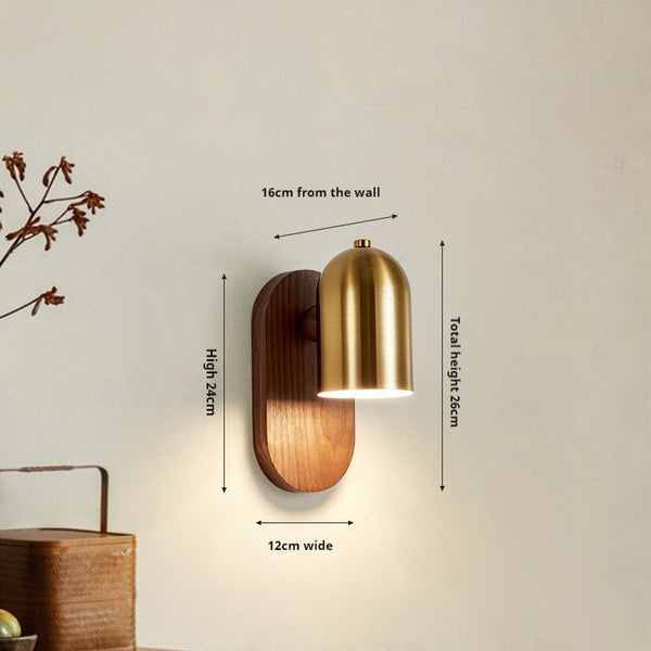 Wandlampe aus Massivholz im mittelalterlichen Stil