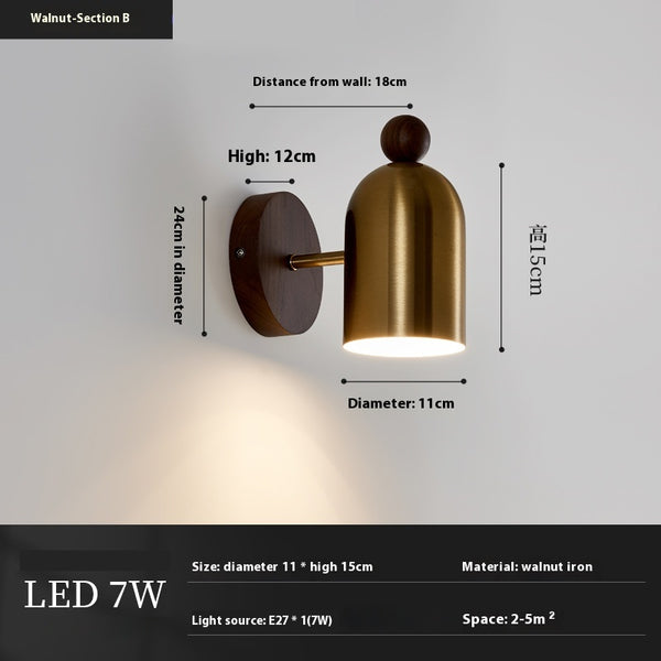 Wandlampe aus Massivholz im mittelalterlichen Stil