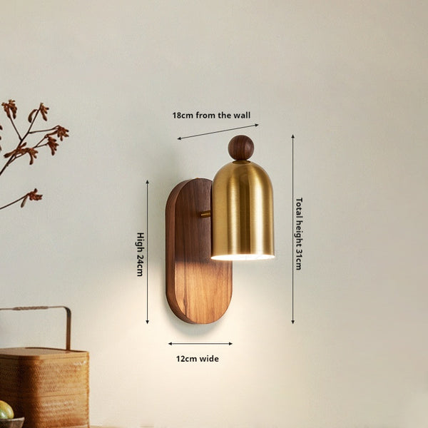 Wandlampe aus Massivholz im mittelalterlichen Stil