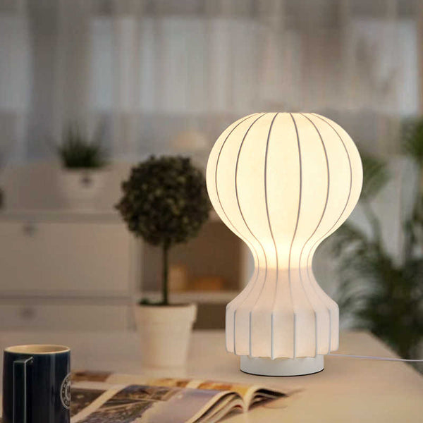Lampe de table avec abat-jour en soie naturelle