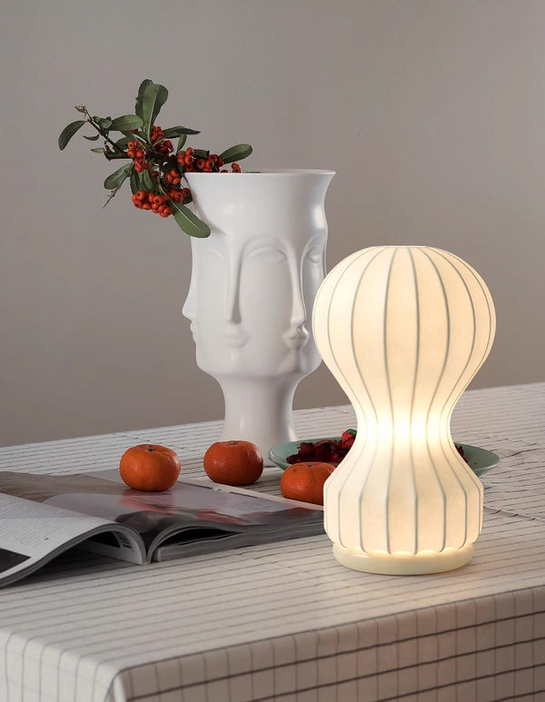 Lampe de table avec abat-jour en soie naturelle