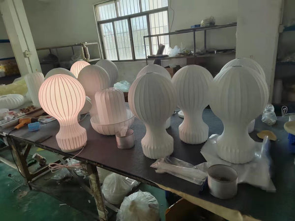 Lampe de table avec abat-jour en soie naturelle