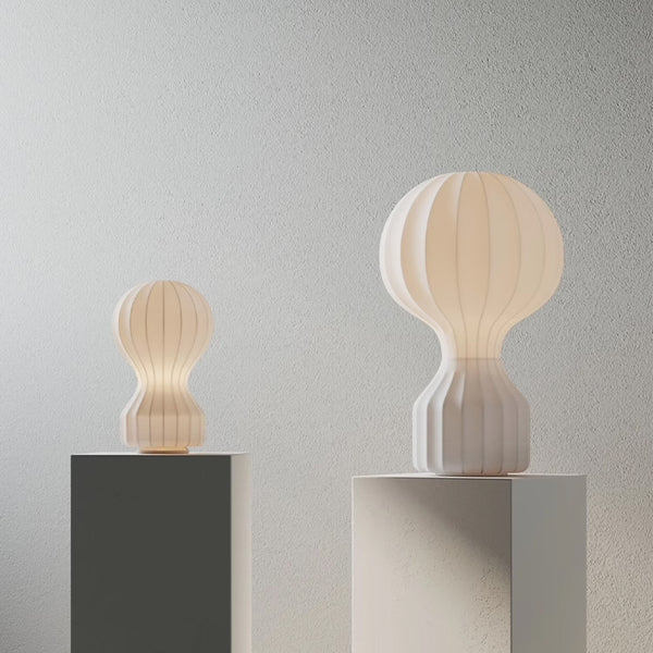 Lampe de table avec abat-jour en soie naturelle