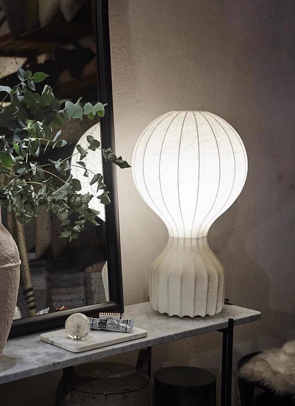 Lampe de table avec abat-jour en soie naturelle