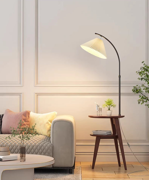 Doppelschichtige, halbgebogene Stehlampe