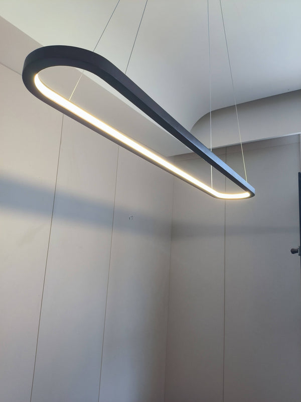 Ovale Pendelleuchte aus Massivholz