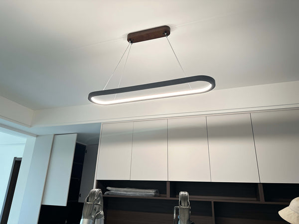 Ovale Pendelleuchte aus Massivholz